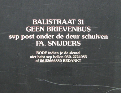 908473 Afbeelding van het bordje met o.a. de tekst 'BALISTRAAT 31 / GEEN BRIEVENBUS / svp post onder de deur schuiven / ...